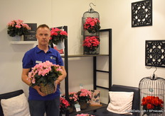 Harrie Hegeman of Koppe Begonia with the Adonia Light Pink. 